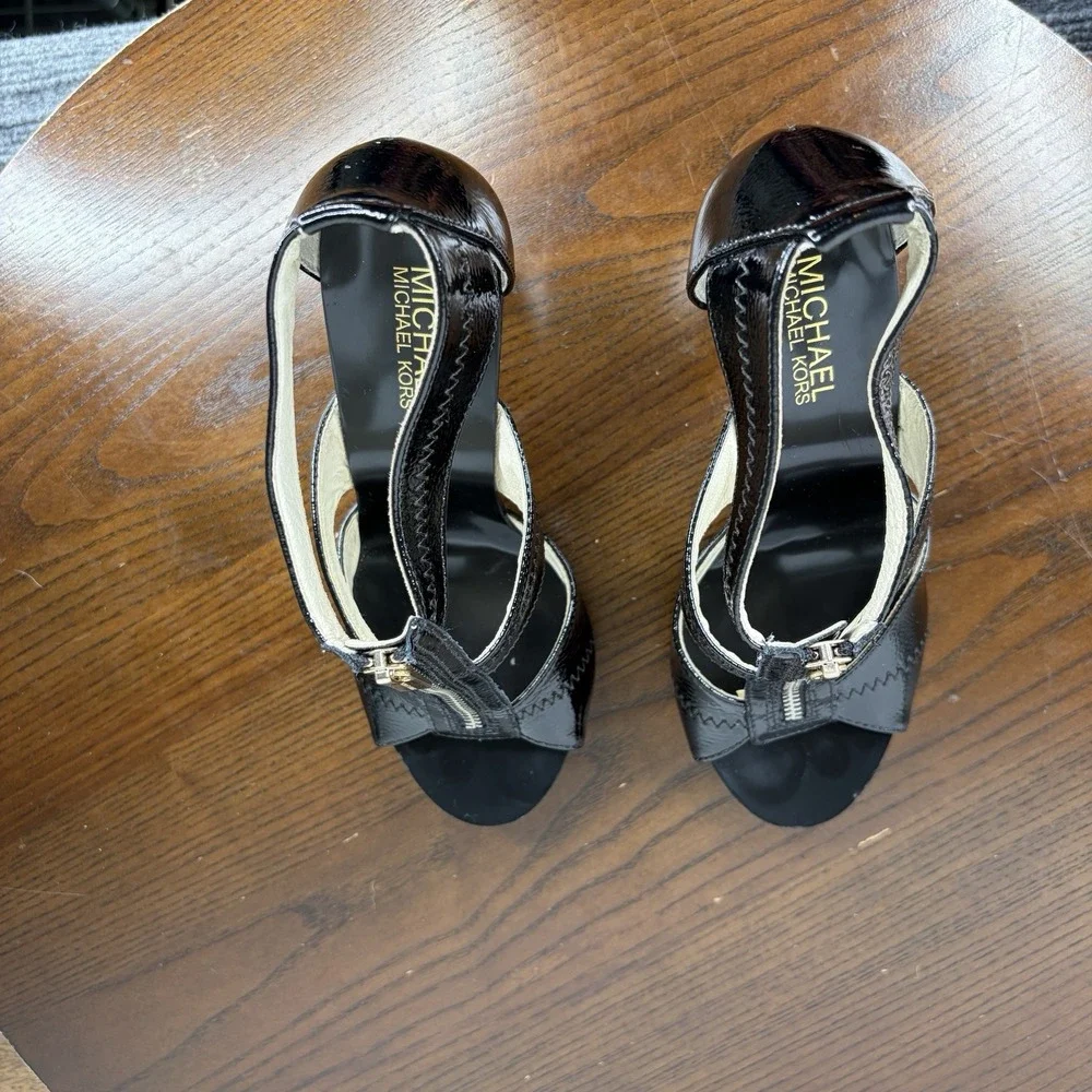 Michael Kors Berkley Women's 7.5M Black Leather  T Strap Heels Strappy Sandal